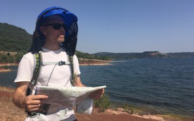 Randonnée au Lac du Salagou avec votre protection soleil OVERCAP