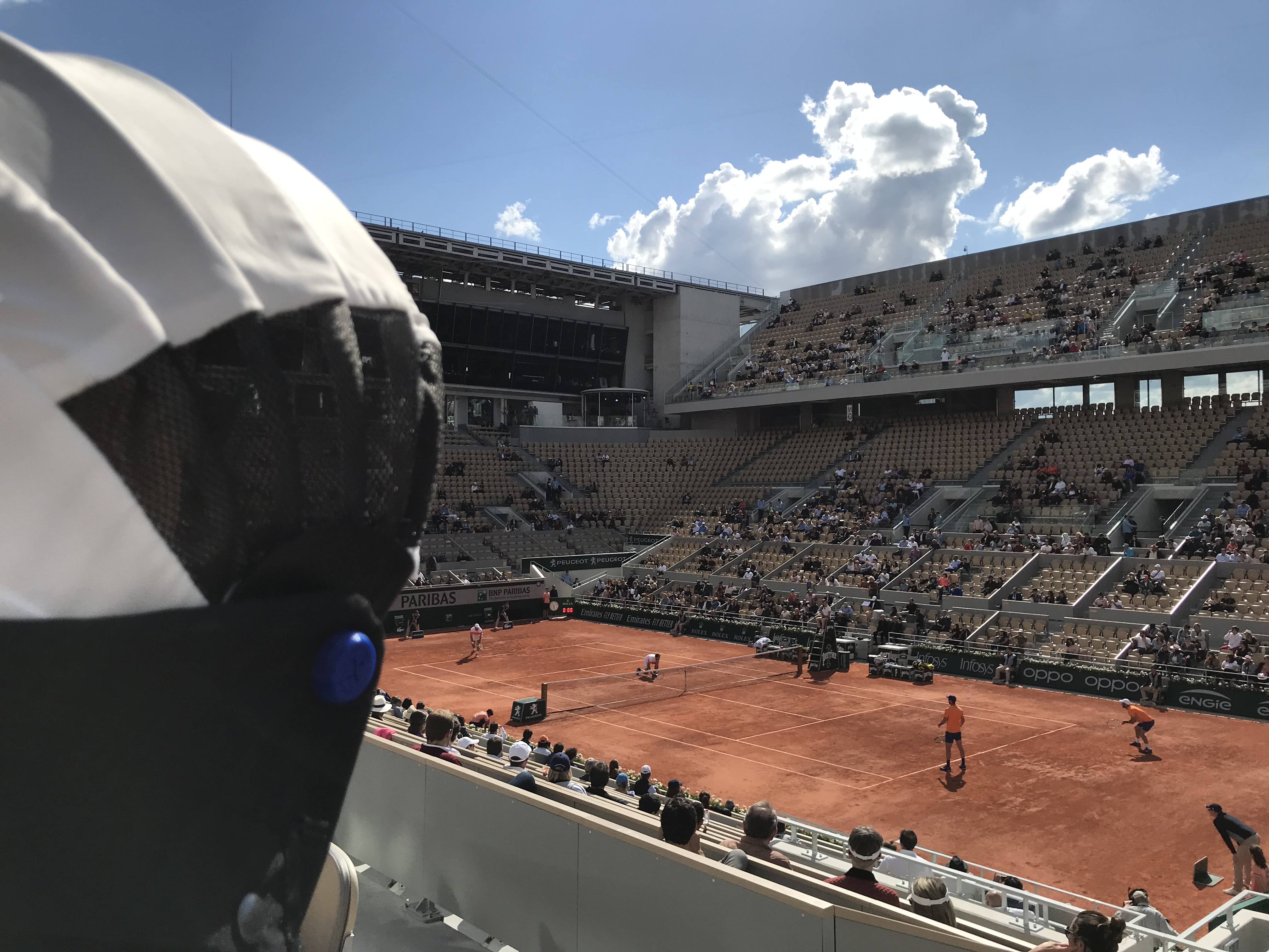Overcap-capuche-protection-soleil-vent-pluie-spectacle-plein-air-spectateur-sport-culture-Roland-Garros-Paris