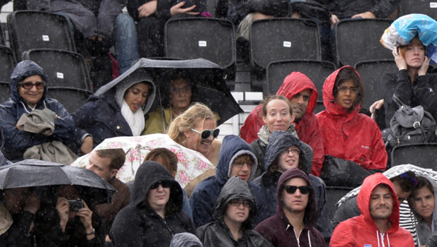 spectateurs parapluie genant