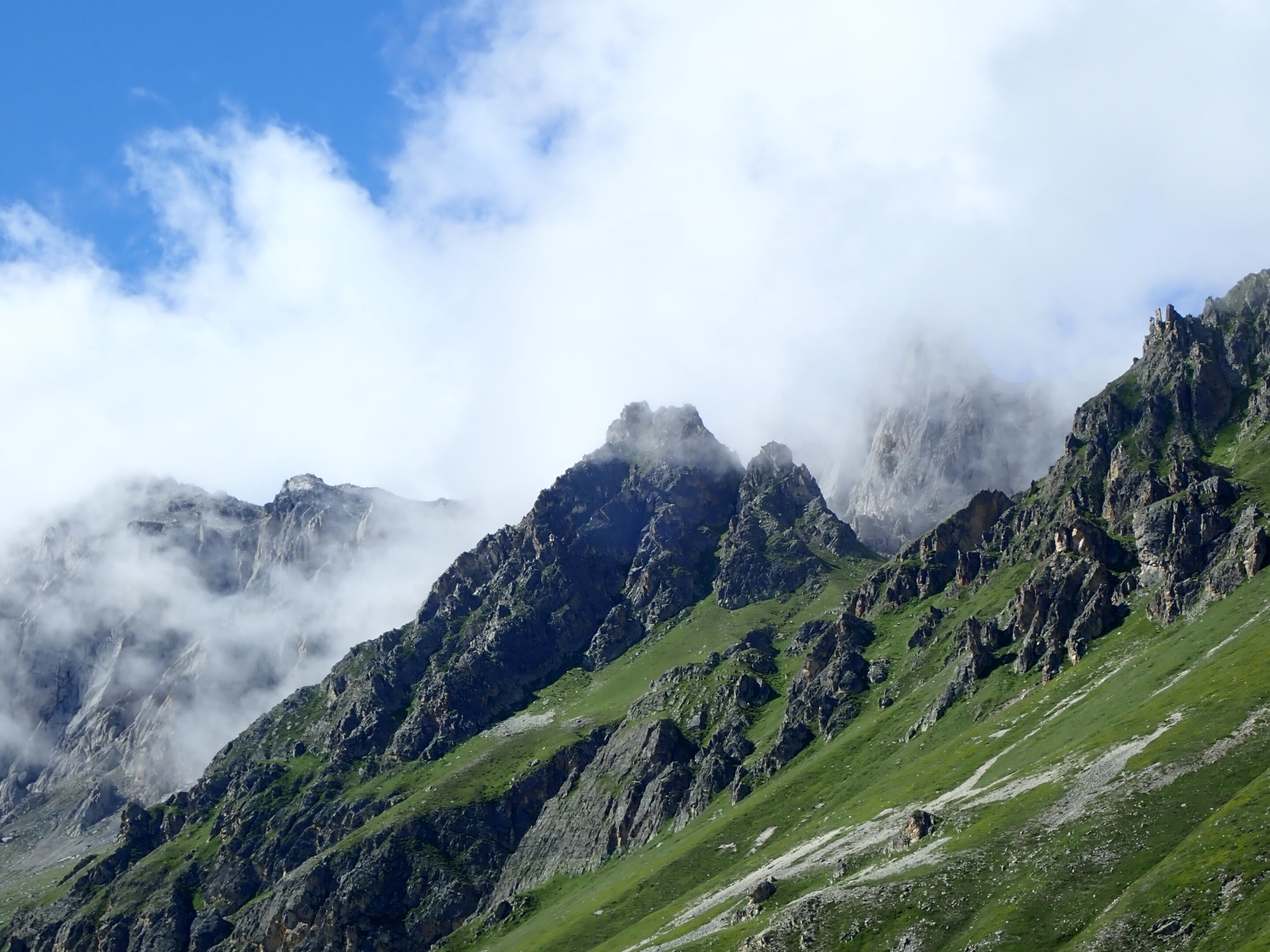 clouds-in-the-mountains