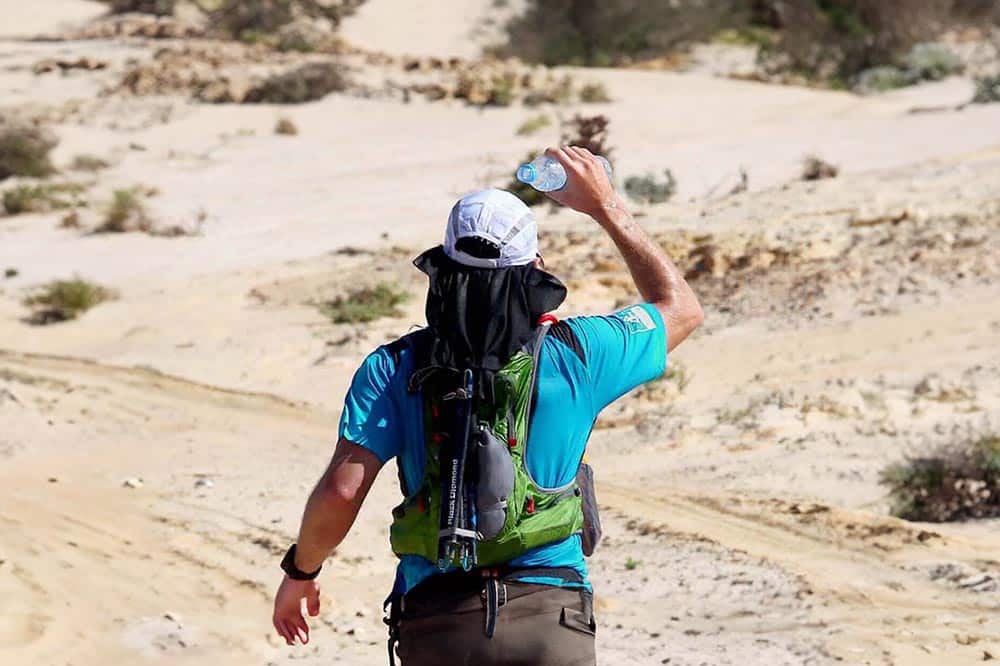 trop-chaud-avec-une-casquette-dans-le-desert